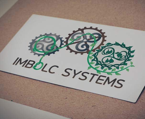 Logo Imbolc Systems, engrenage qui se transforme en vegetation